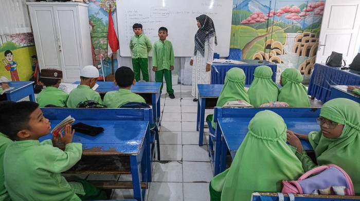 Siswa menghafal surah pendek saat mengikuti pesantren kilat Ramadhan 1447 H di SDN 84 Kendari, Sulawesi Tenggara, Selasa (24/2/2026). Dinas Pendidikan dan Kebudayaan Kota Kendari menggelar pesantren kilat pada 23-25 Maret 2026 bagi pelajar satuan pendidikan PAUD,TK, SD, dan SMP di wilayah itu sebagai upaya membentuk “akhlakul karimah” melalui penanaman nilai agama, adab, dan disiplin. ANTARA FOTO/Andry Denisah