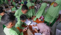 Para siswa mengantre untuk mendapatkan paraf guru sebagai bagian dari aktivitas pembelajaran yang dipadukan dengan pembiasaan disiplin dan adab selama Ramadan. Dengan pendekatan edukatif dan religius, kegiatan ini diharapkan memberi dampak positif bagi perkembangan kepribadian siswa, baik di sekolah maupun di lingkungan keluarga. ANTARA FOTO/Andry Denisah