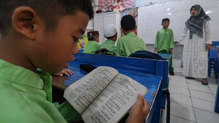 Siswa menghafal surah pendek saat mengikuti pesantren kilat Ramadhan 1447 H di SDN 84 Kendari, Sulawesi Tenggara, Selasa (24/2/2026). Dinas Pendidikan dan Kebudayaan Kota Kendari menggelar pesantren kilat pada 23-25 Maret 2026 bagi pelajar satuan pendidikan PAUD,TK, SD, dan SMP di wilayah itu sebagai upaya membentuk “akhlakul karimah” melalui penanaman nilai agama, adab, dan disiplin. ANTARA FOTO/Andry Denisah