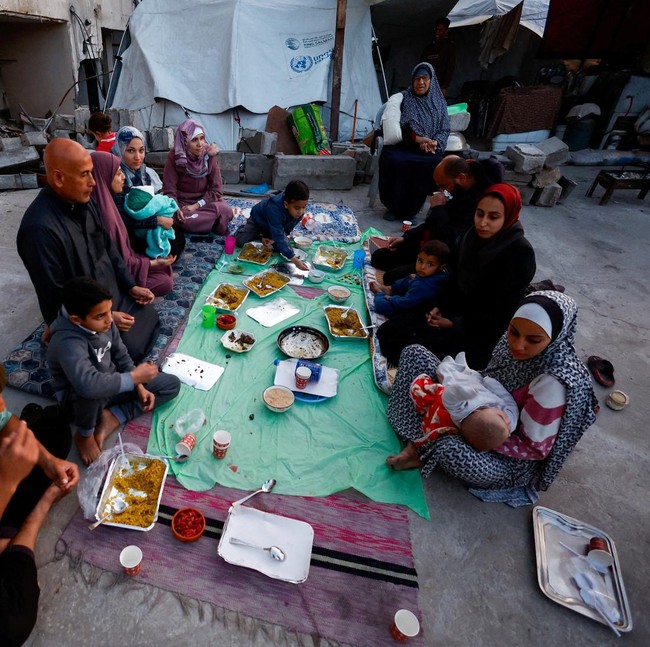 Keluarga Palestina Berbuka di Antara Reruntuhan