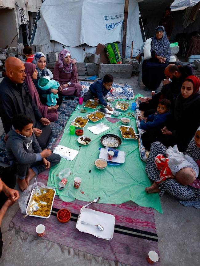 Keluarga Palestina Berbuka di Antara Reruntuhan