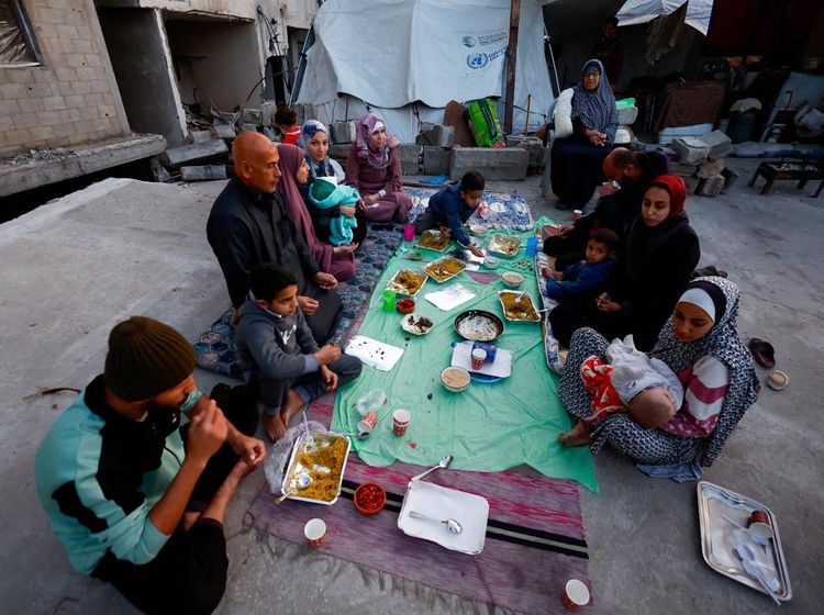Keluarga Palestina Berbuka di Antara Reruntuhan