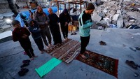 Suasana ibadah berlangsung khusyuk meski dikelilingi kehancuran. Momen tersebut menjadi bentuk keteguhan spiritual di tengah situasi sulit. REUTERS/Mahmoud Issa