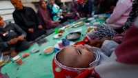 Mereka tetap menjalankan ibadah Ramadhan di lokasi yang kini dipenuhi puing bangunan. REUTERS/Mahmoud Issa