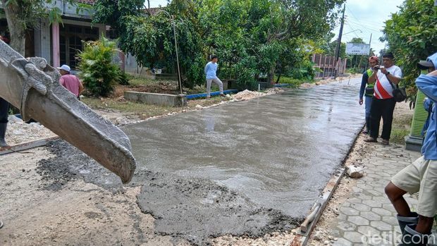 Jalan cor basah di Blora Pengerjaan peningkatan jalan cor di Desa Palon, Kecamatan Jepon, Kabupaten Blora.