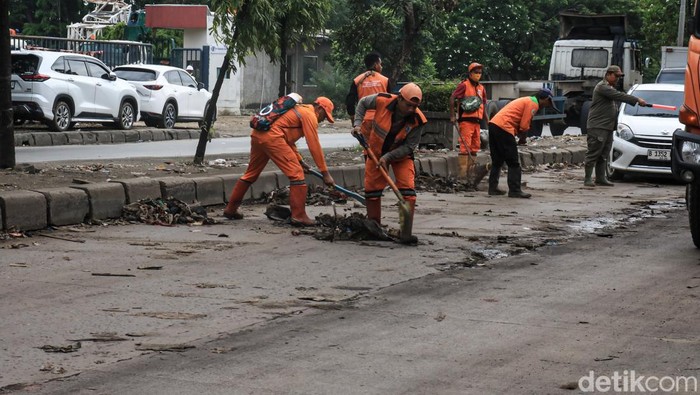 Akses Jalan Marunda kembali lancar setelah tumpukan sampah yang sempat menutupi badan jalan berhasil dibersihkan. Sejak Selasa pagi (24/2/2026), petugas Penanganan Prasarana dan Sarana Umum (PPSU) dikerahkan untuk menyingkirkan sampah yang sebelumnya menghambat arus kendaraan.