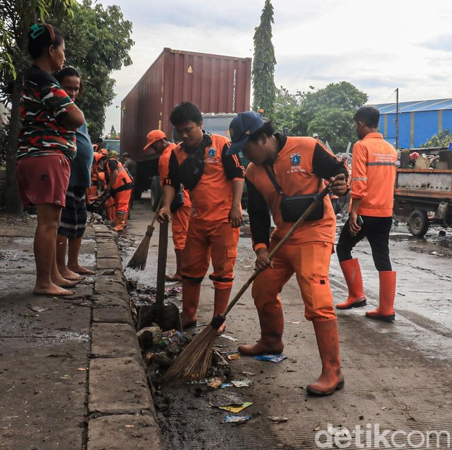Jalan Marunda Kembali Lancar Usai Sampah Dibersihkan