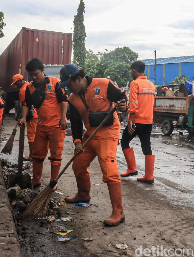 Jalan Marunda Kembali Lancar Usai Sampah Dibersihkan