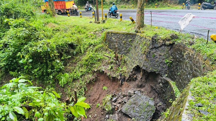 Jalur gumitir di KM 236+900 jalur nasional arah Surabaya–Banyuwangi yang ambles hingga 6 meter.