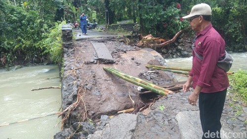 Jembatan penghubung Desa Gadung Sari, Kecamatan Selemadeg Timur dengan Desa Pesagi, Kecamatan Penebel patah setelah diterjang banjir pada Minggu (22/2/2026).
