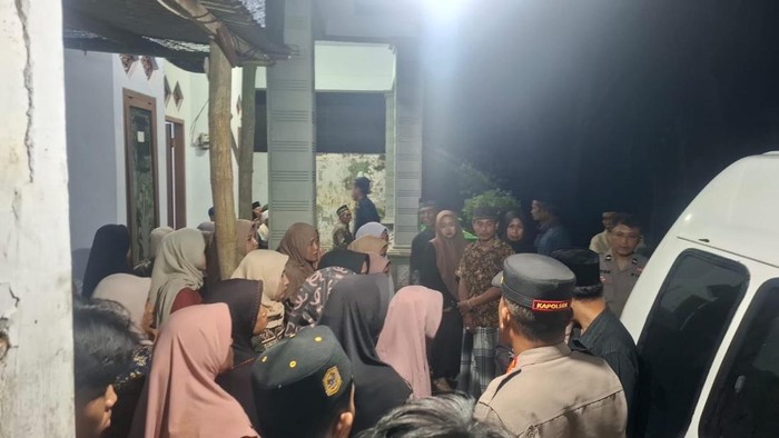 Jenazah Nurul Lailah tiba di rumah duka Banyuwangi.
