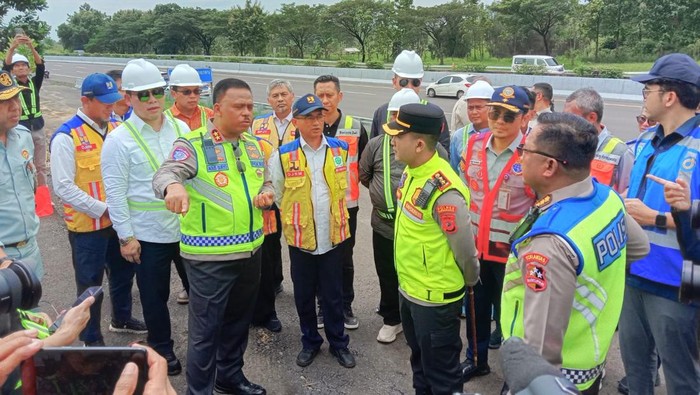Kakorlantas Polri Irjen Pol Agus Suryonugroho saat meninjau kesiapan checkpoint di Tol Cipali jelang mudik.