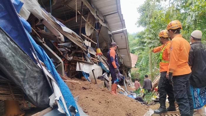 Kandang ayam di Desa Wonosari, Malang ambruk menewaska 2 pekerja