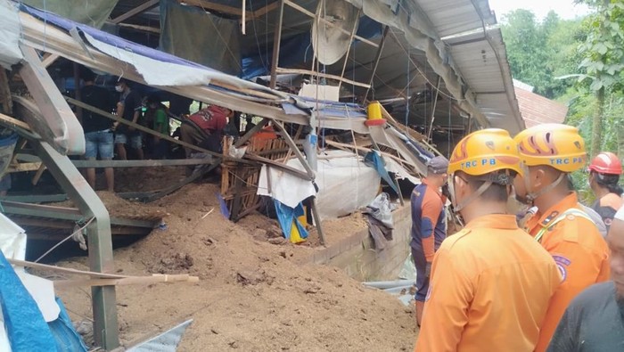 Kandang ayam di Desa Wonosari, Malang ambruk menewaska 2 pekerja