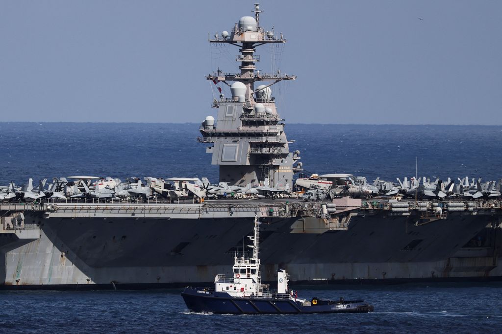 Kapal induk USS Gerald R. Ford tiba di Teluk Souda di pulau Kreta, Yunani, 23 Februari 2026. (REUTERS/Stelios Misinas)