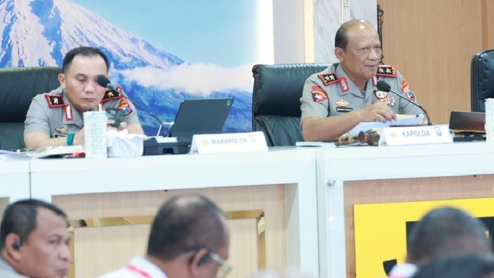 Kapolda Jatim saat memimpin rakor