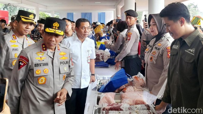 Kapolda Jawa Barat Irjen Pol Rudi Setiawan bersama Bupati Karawang Aep Syaepuloh saat meninjau pasar murah di Lapangan Karangpawita, Karawang.