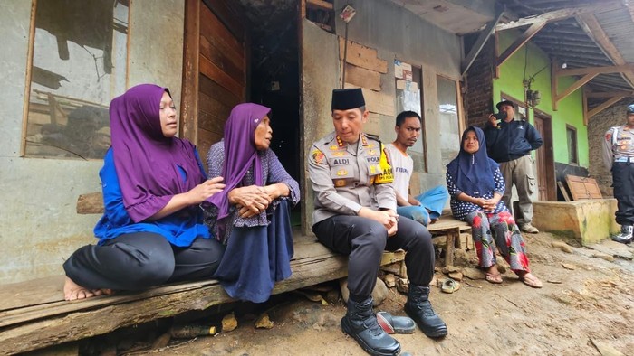 Kapolda Jawa Barat menggulirkan program pembangunan 30 unit rumah tidak layak huni (rutilahu) di sejumlah daerah selama Ramadan 2026.