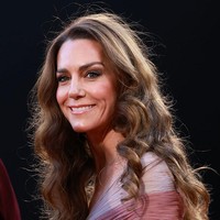 Wanita 44 tahun ini melengkapi tampilannya dengan Prada Raso Clutch berbahan velvet burgundy dan sepatu pumps dari Oscar de la Renta. Foto: Getty Images/Lia Toby