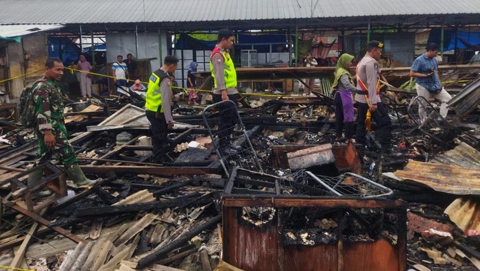 10 kios di Pasar Gatak, Desa Sembungharjo, Kecamatan Pulokulon, Kabupaten Grobogan, terbakar pagi ini. Kerugian ditaksir mencapai Rp 50 juta.