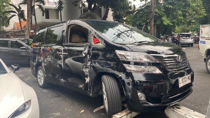Kecelakaan beruntun di Darmo Surabaya melibatkan 6 kendaraan