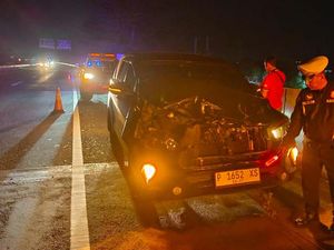 Pengemudi Ngantuk, Innova Ringsek Tabrak Truk di Tol Gempas