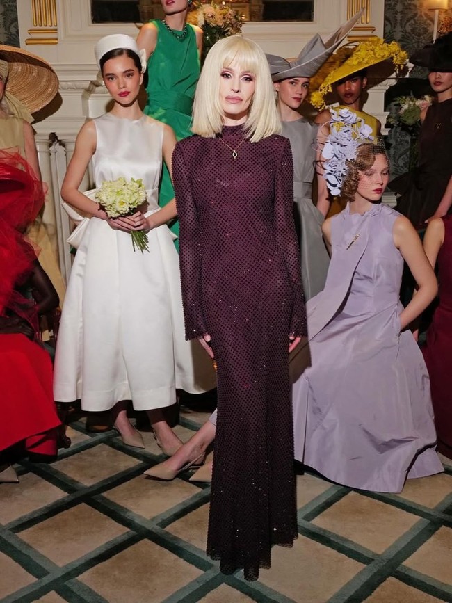 Aku sedang sakit sekarang. Hidupku benar-benar terbalik. Aku tidak mengerti mengapa orang mengharapkan aku untuk pulih dan terlihat seolah-olah semuanya baik-baik saja dalam hidupku padahal tidak, katanya. Foto: Dok. Instagram Kelly Osbourne