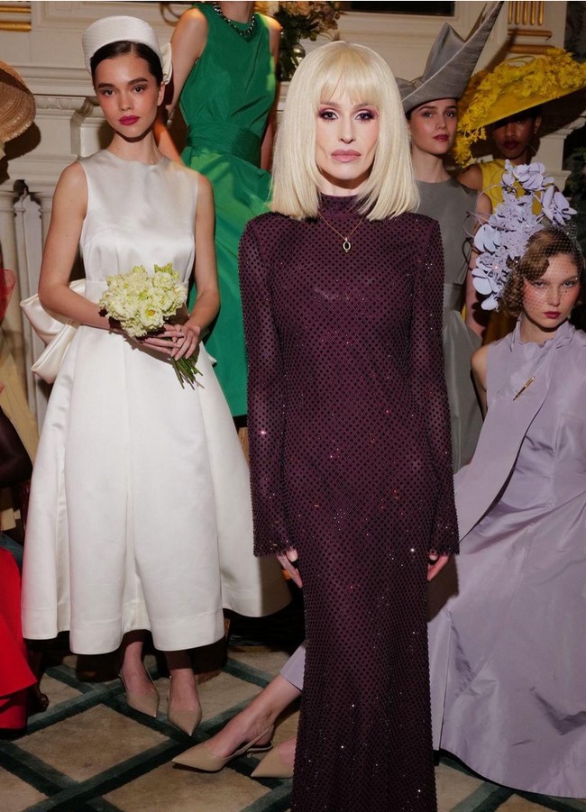 Selebriti 41 tahun itu mengenakan gaun turtleneck warna lavender berhias detail dengan bahan semi-transparan. Gaun yang dipakai Osbourne ini datang dari brand SELF-PORTRAIT.  Foto: Dok. Instagram Kelly Osbourne