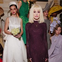 Selebriti 41 tahun itu mengenakan gaun turtleneck warna lavender berhias detail dengan bahan semi-transparan. Gaun yang dipakai Osbourne ini datang dari brand SELF-PORTRAIT.  Foto: Dok. Instagram Kelly Osbourne