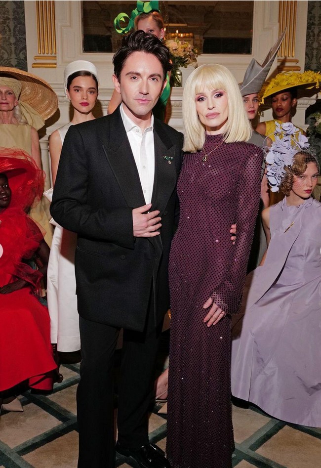 Body shaming diterima Kelly Osbourne usai membagikan penampilannya saat menghadiri presentasi Royal Ascot Millinery Collective Spring/Summer 2026 di London.  Foto: Dok. Instagram Kelly Osbourne