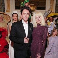 Body shaming diterima Kelly Osbourne usai membagikan penampilannya saat menghadiri presentasi Royal Ascot Millinery Collective Spring/Summer 2026 di London.  Foto: Dok. Instagram Kelly Osbourne