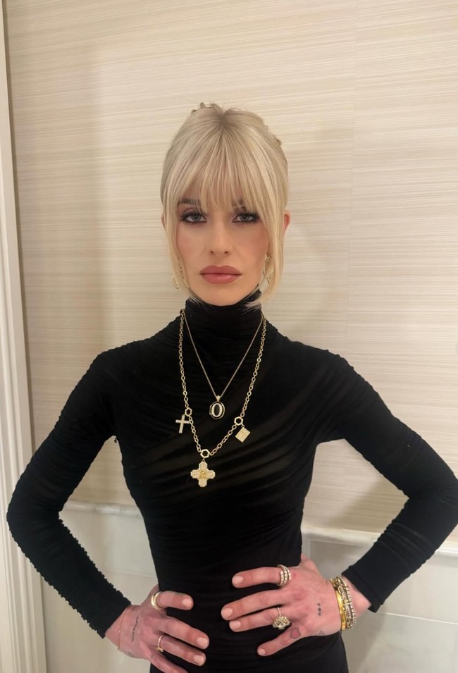 Dalam acara ‘Piers Morgan Uncensored’, Kelly Osbourne mengungkap penurunan berat badannya dipengaruhi oleh rasa dukanya setelah ayah meninggal. Ibunya Sharon Osbourne pun mengatakan jika Kelly kesulitan makan terutama dengan banyaknya kritik yang dialamatkan kepada perubahan bentuk tubuhnya. Foto: Dok. Instagram Kelly Osbourne