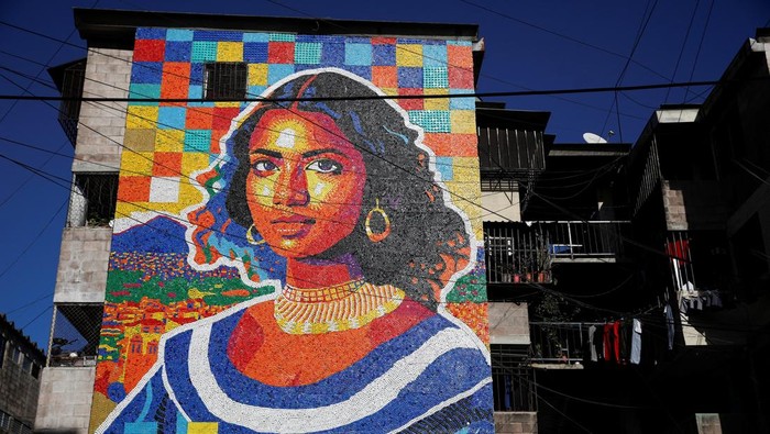 Sebuah mural unik yang terinspirasi lukisan legendaris Mona Lisa mencuri perhatian warga di Mejicanos, El Salvador. Bukan dilukis dengan cat biasa, karya seni ini dibuat dari ribuan tutup botol plastik bekas yang dikumpulkan langsung oleh warga sekitar. REUTERS/Jose Cabezas