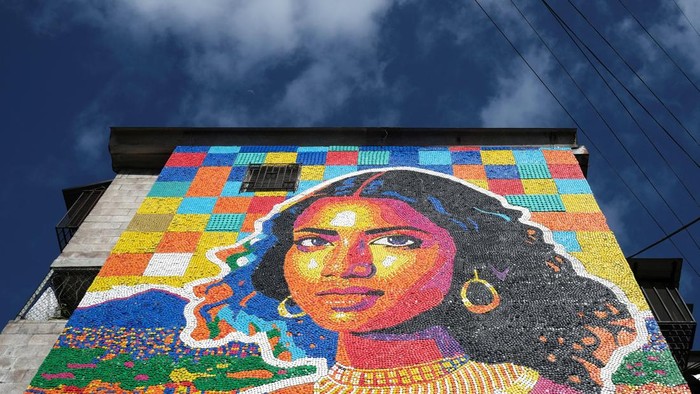 Sebuah mural unik yang terinspirasi lukisan legendaris Mona Lisa mencuri perhatian warga di Mejicanos, El Salvador. Bukan dilukis dengan cat biasa, karya seni ini dibuat dari ribuan tutup botol plastik bekas yang dikumpulkan langsung oleh warga sekitar. REUTERS/Jose Cabezas