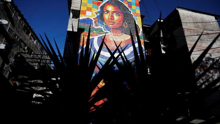 Sebuah mural unik yang terinspirasi lukisan legendaris Mona Lisa mencuri perhatian warga di Mejicanos, El Salvador. Bukan dilukis dengan cat biasa, karya seni ini dibuat dari ribuan tutup botol plastik bekas yang dikumpulkan langsung oleh warga sekitar. REUTERS/Jose Cabezas