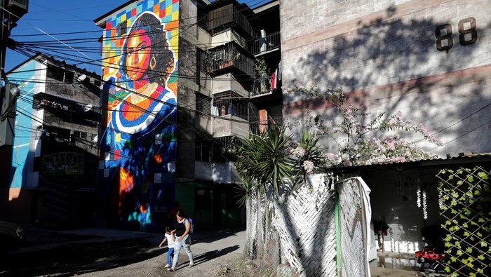 Sebuah mural unik yang terinspirasi lukisan legendaris Mona Lisa mencuri perhatian warga di Mejicanos, El Salvador. Bukan dilukis dengan cat biasa, karya seni ini dibuat dari ribuan tutup botol plastik bekas yang dikumpulkan langsung oleh warga sekitar. REUTERS/Jose Cabezas