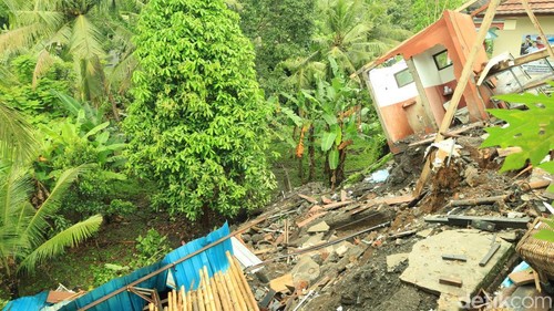 Kondisi akses jalan ke SDN 2 Peliatan Ubud yang terputus akibat tanah longsor di area parkir The Yoga Barn, Selasa (24/2/2026). (Aryo Mahendro/detikBali).