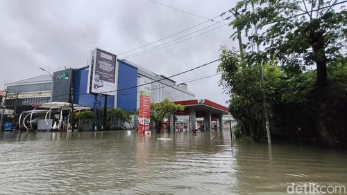 Kondisi banjir di Jalan Dewi Sri, Legian, Kuta, Selasa (24/2/2026).