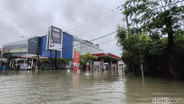 Kondisi banjir di Jalan Dewi Sri, Legian, Kuta, Selasa (24/2/2026).