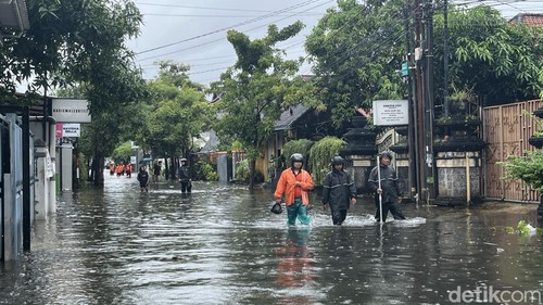 Kondisi banjir di Jalan Gurita, Sesetan, Denpasar, Selasa (24/2/2026).