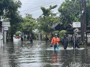Banjir Capai 1 Meter, 40 Warga di Jalan Gurita Sesetan Dievakuasi