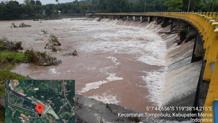 Kondisi Bendung Lekopancing di Maros yang kini naik status siaga.