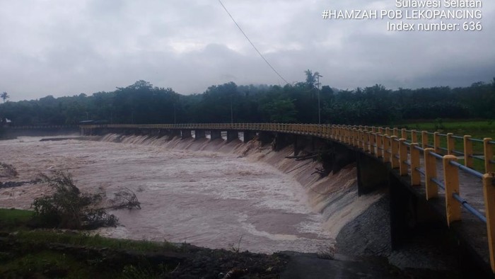 Kondisi Bendung Lekopancing di Maros yang mengalami kenaikan debit air.