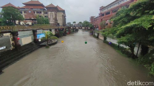 Kondisi debit air Tukad Badung yang membelah Pasar Badung dan Pasar Kumbasari, Denpasar, Selasa (24/2/2026).