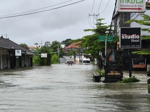 Jalan Gunung Athena hingga Kunti II Banjir, Mobil Terendam-Turis Dievakuasi