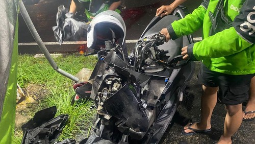 Kondisi motor milik seseorang tak dikenal setelah mengalami kecelakaan di Jalan Bypass Soekarno, Senin (23/2/2026) malam. (Istimewa)