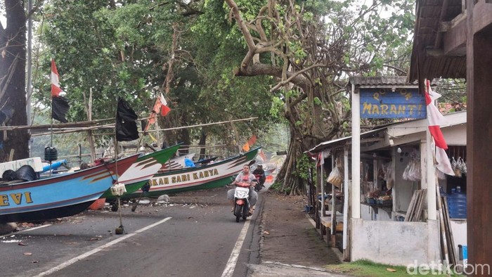 Kondisi perahu yang bersandar di bahu jalan