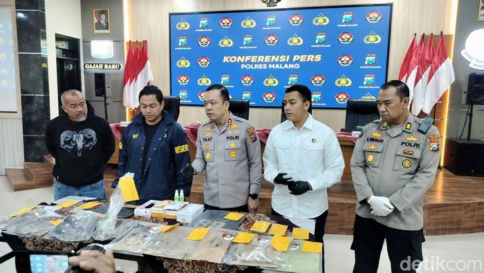 Konferensi pers pengungkapan kasus pembunuhan remaja nganjuk ditemukan tewas tangan terikat mulut tersumpal di sebuah sungai di Malang.