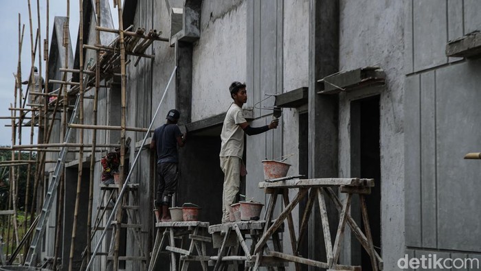 Pekerja menyelesaikan pekerjaan di Perumahan Wonderful Cikarang City, Bekasi, Selasa (24/2/2026).  Pertumbuhan kawasan industri di Cikarang, Kabupaten Bekasi, terus memicu lonjakan kebutuhan hunian. Ribuan pekerja dari berbagai daerah datang setiap tahun untuk bekerja di sejumlah pabrik yang tersebar di kawasan industri terbesar di Asia Tenggara.