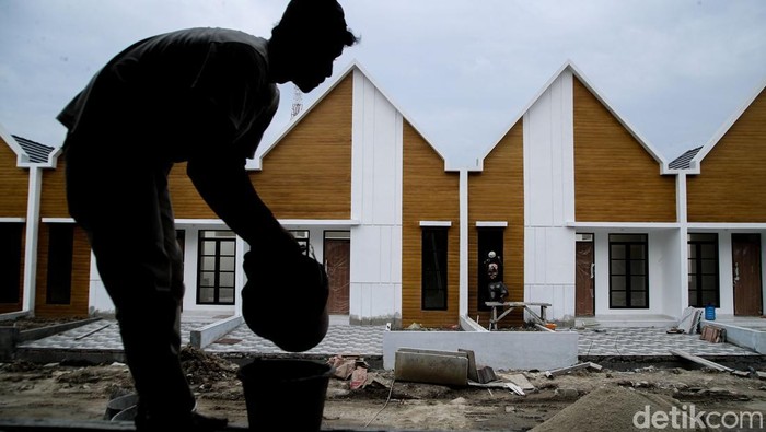 Pekerja menyelesaikan pekerjaan di Perumahan Wonderful Cikarang City, Bekasi, Selasa (24/2/2026). Pertumbuhan kawasan industri di Cikarang, Kabupaten Bekasi, terus memicu lonjakan kebutuhan hunian. Ribuan pekerja dari berbagai daerah datang setiap tahun untuk bekerja di sejumlah pabrik yang tersebar di kawasan industri terbesar di Asia Tenggara.